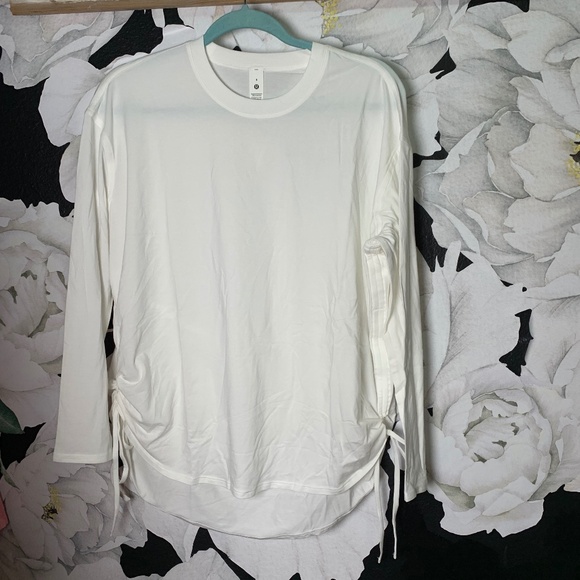 lululemon athletica Tops - Lululemon white long sleeved top with cinched sides that tie with bow sz 8 or M